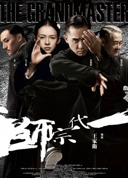 《极品CP㊙️魔手☛外购》色胆包天坑神潜入某公司女厕独占坑位隔板缝中现场实拍超多美女小姐姐方便，脸逼同步前后拍太顶了